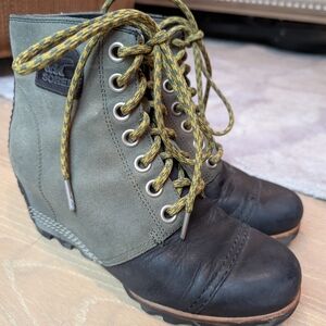 Sorel Olive and Black Lace-Up Boots